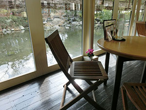 水辺のカフェテラス