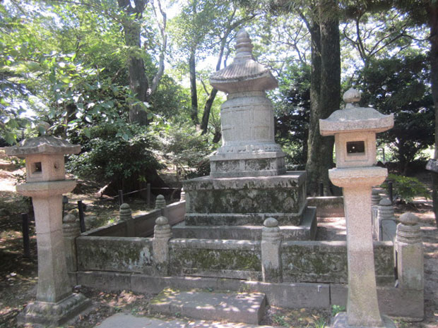 岡崎城 家康のえな塚