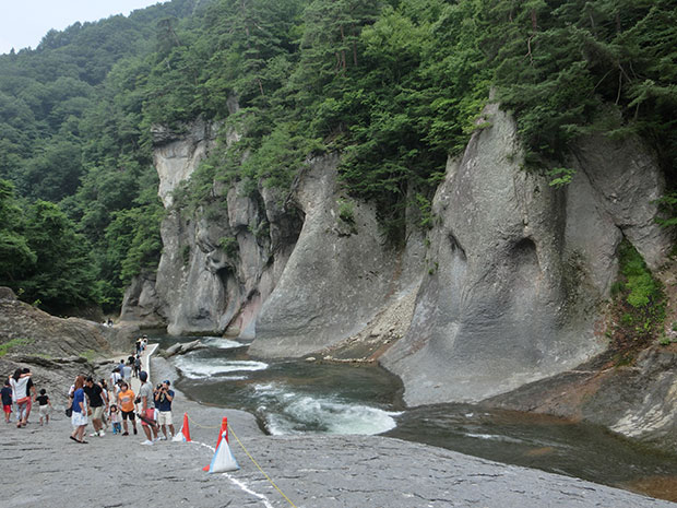 吹割の滝 般若岩