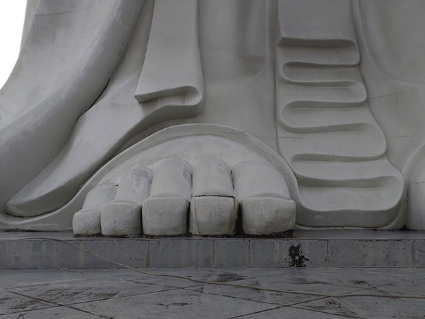 高崎白衣大観音の足