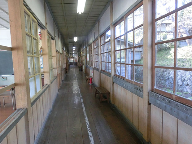 旧上岡小学校 廊下