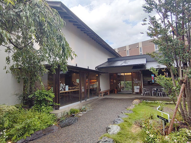 草加せんべいの庭 山香煎餅本舗