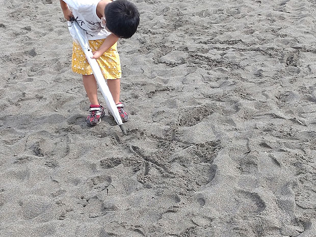 砂浜にお絵描き