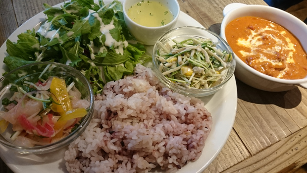 レ・グラン・ザルブル トマトとチキンのスパイス煮込み