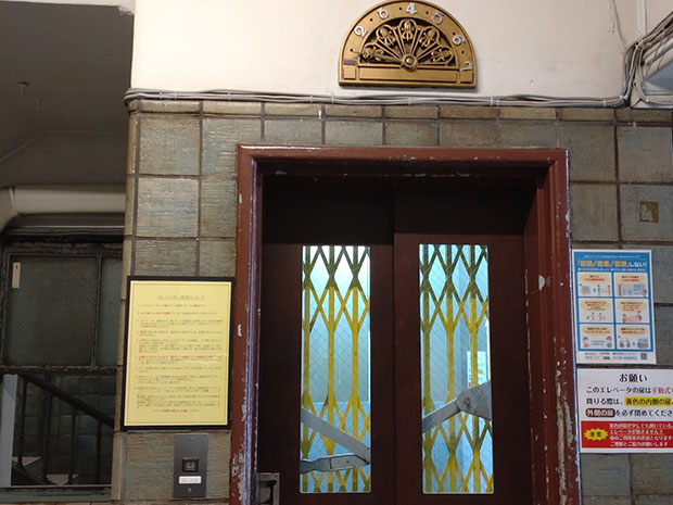 手動エレベータ