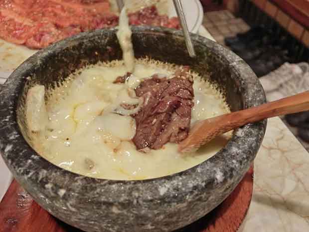 チーズに肉をいれます。