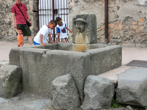新婚旅行イタリア　ポンペイ遺跡 水飲み場