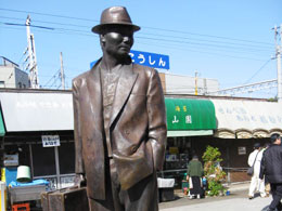 柴又駅 寅さん像