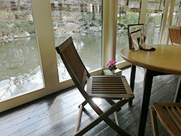 水辺のカフェテラス